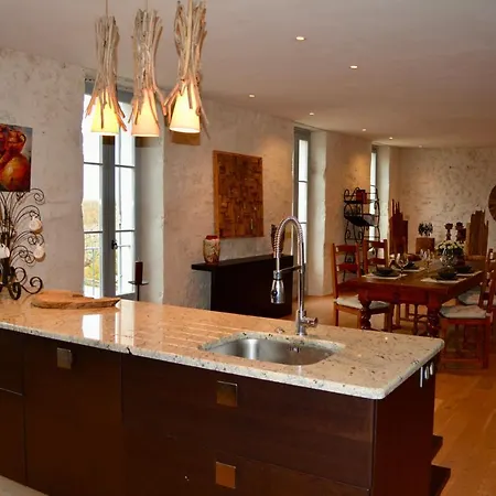 Eden Roc Apartment *