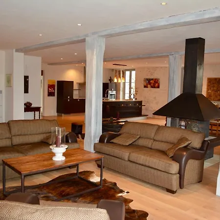 Eden Roc Apartment *